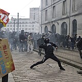 Ve Francii pokračují divoké protestyproti důchodové reformě.