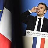 Francouzskému prezidentovi Emmanuelu Macronovi z protestů vyschlo v krku.