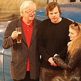 Jiří Lábus si premiéru seriálu Volha užíval s pivem v ruce.