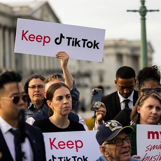 Protestující proti zákazu TikToku v USA před Kapitolem.