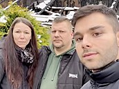 Adam Kajumi se rozhodl pomoct rodin�, které sho�el d�m. Te� se zdá, �e se stali...