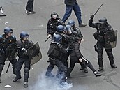 Ve Francii pokraují divoké protestyproti dchodové reform.
