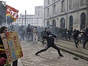 Ve Francii pokraují divoké protestyproti dchodové reform.