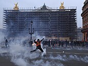 Ve Francii pokraují divoké protesty proti dchodové reform.