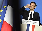 Francouzskému prezidentovi Emmanuelu Macronovi z protest vyschlo v krku.