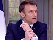 Na videu je vidt, jak Emmanuel Macron bhem plhodinového rozhovoru...