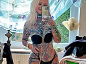 Potetovaná babi�ka Kerstin Tristan je na OnlyFans