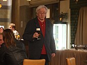 Jií Lábus si premiéru seriálu Volha uíval s pivem v ruce.