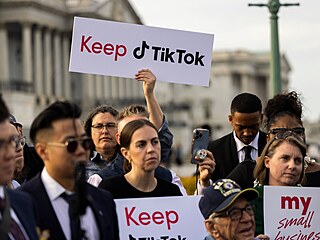 Protestujc proti zkazu TikToku v USA ped Kapitolem.