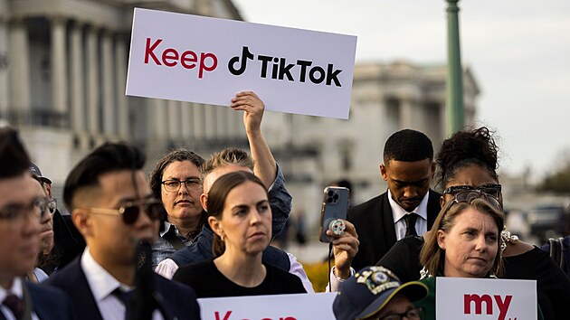 Protestující proti zákazu TikToku v USA před Kapitolem.