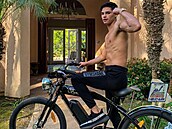 Ryan Garcia se projídí na elektrokole