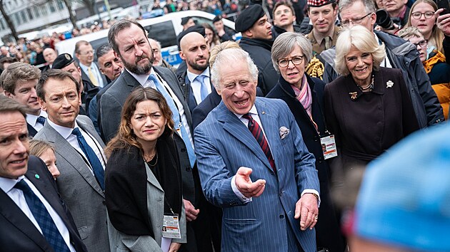 Krále vítaly davy lidí v�ude, kam p�i�el.