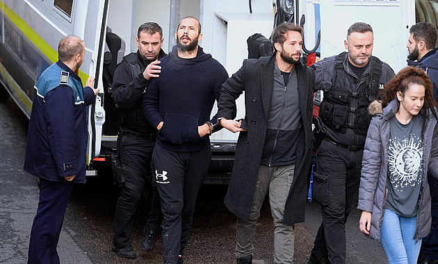 Bratři Tateovi se vrátili do Rumunska. Přihlásili se na policii a chtějí očistit své jméno