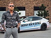 Revolta a jeden z jeho voz�. S reklamou na jednu z firem, ve kterých figuruje.