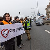 Pochod aktivistů, kteří chtějí třicítku pro Prahu.
