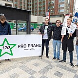 Pochod ekoaktivistů doprovázeli i kluci z iniciativy 120 pro Prahu.
