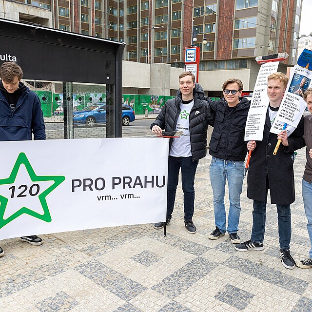 Pochod ekoaktivist doprovzeli i kluci z iniciativy 120 pro Prahu.