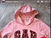 Charlotte tiková prodává na Instagramu znakové obleení. Ceny jsou podezele...