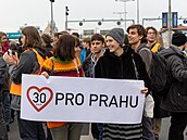 Pochod aktivist, kteí chtjí ticítku pro Prahu.