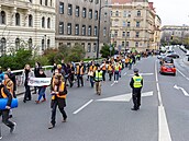 Pochod aktivist, kteí chtjí ticítku pro Prahu.