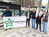 Pochod ekoaktivist doprovázeli i kluci z iniciativy 120 pro Prahu.