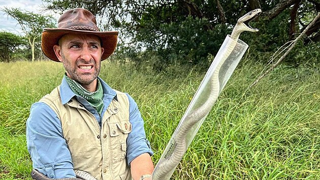 Youtuber Coyote Peterson chytil hada