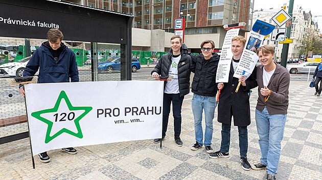 Pochod ekoaktivist doprovzeli i kluci z iniciativy 120 pro Prahu.