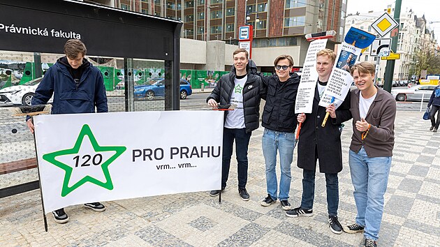 Pochod ekoaktivist doprovázeli i kluci z iniciativy 120 pro Prahu.
