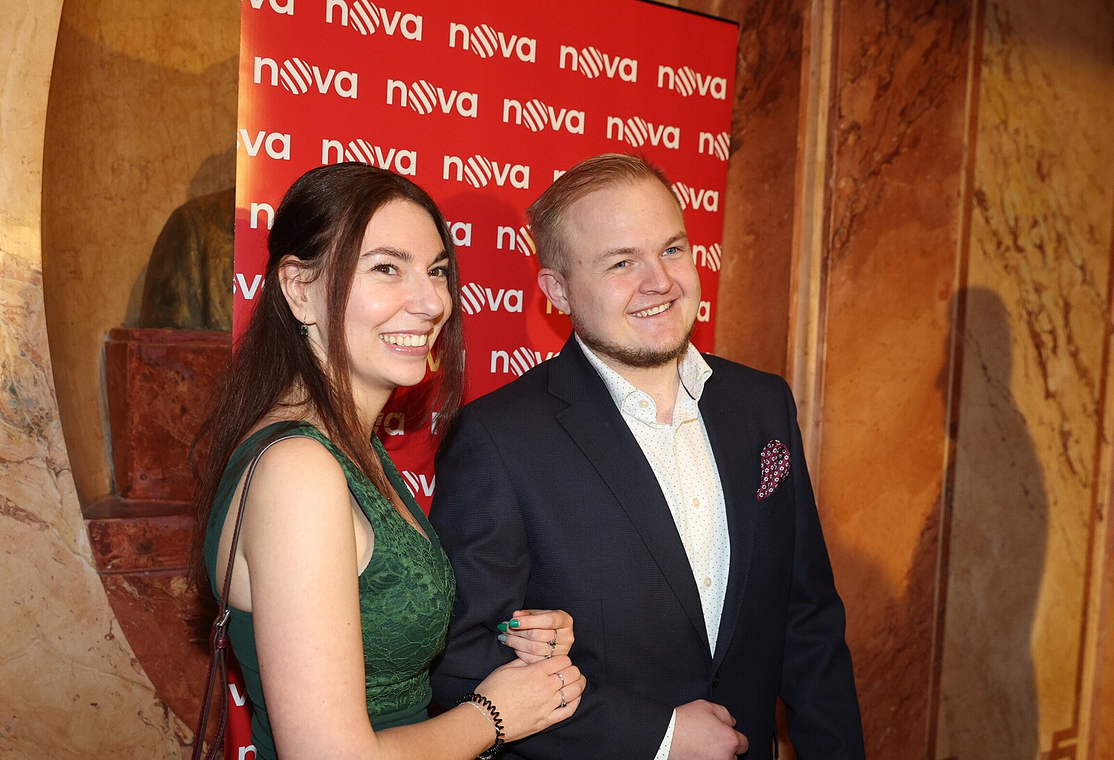 Artura Štaidl na premiéru druhé řady minisérie Iveta dorazil s partnerkou.