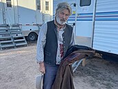 Alec Baldwin na snímku s falenou krví na koili bhem natáení westernu Rust,...