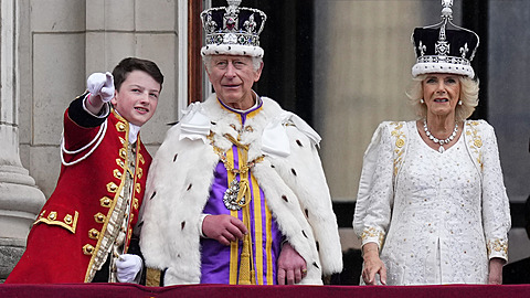 Čerstvě korunovaný britský král Karel III. a jeho manželka královna Camilla z...