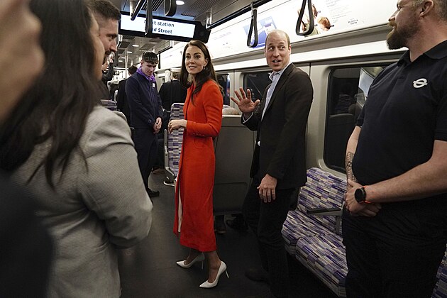 Catherine a William na prochzce ped linkou metra Elizabethline