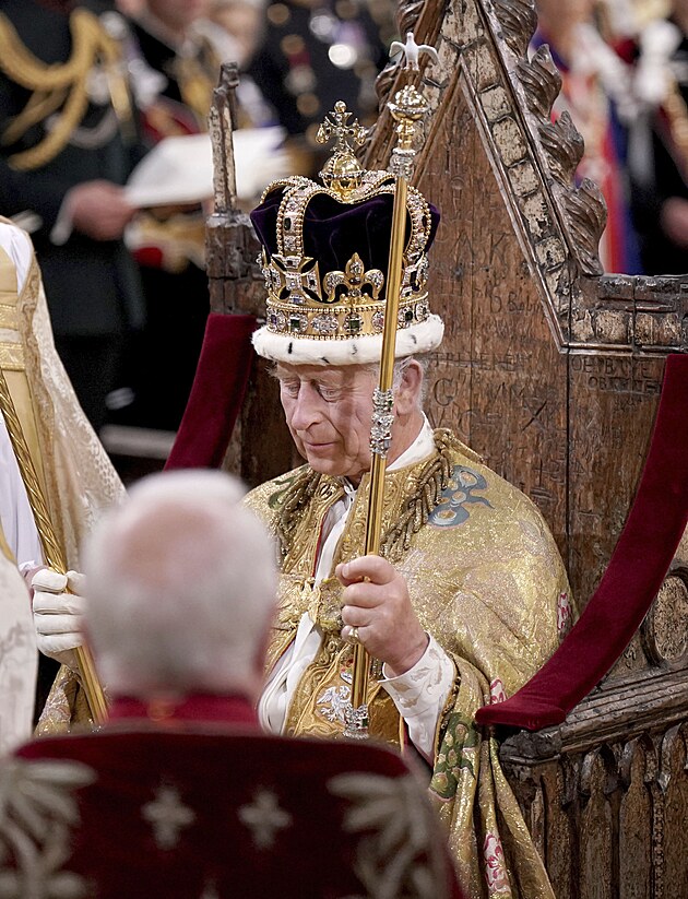 Po usazení koruny na hlavu Karla zvolal „Bůh ochraňuj krále!“ doprovázené...