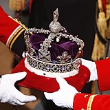 Tuto korunu nasadí i král Karel III.