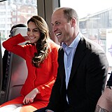 Catherine a William na prochzce ped linkou metra Elizabethline