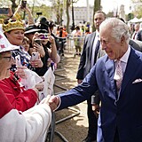 Král Karel III. a princezna z Walesu vyšli na ulici Mall mezi fanoušky, kteří...