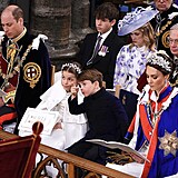 Během korunovace ukazoval na něco starší sestře Charlotte, mladý princ rád...