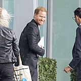 Princ Harry se na letišti Heathrow blýskl úsměvem hodným Hollywoodu, když se...