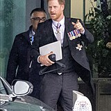 V ruce ramínko a mobil. Princ Harry, vévoda ze Sussexu, přijíždí do apartmá ve...