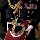 Během ceremonie budou použity tři koruny. Karlovi budou na hlavu usazeny dvě...