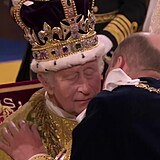 Princ William líbá svého otce, když mu vzdává hold, což je neobvyklé, podle...