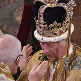 Po usazení koruny na hlavu Karla zvolal „Bůh ochraňuj krále!“ doprovázené...