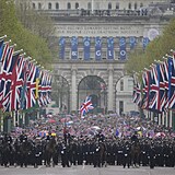 Tisíce vojenských jednotek, které prošly Londýnem v korunovačním průvodu krále...