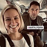 Patricie Pagov v letadle s Martinem Psakem