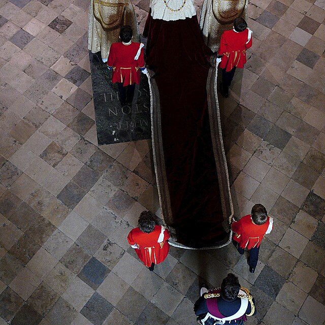 Pchod krle Karla III. na korunovaci do Westminsterskho opatstv.