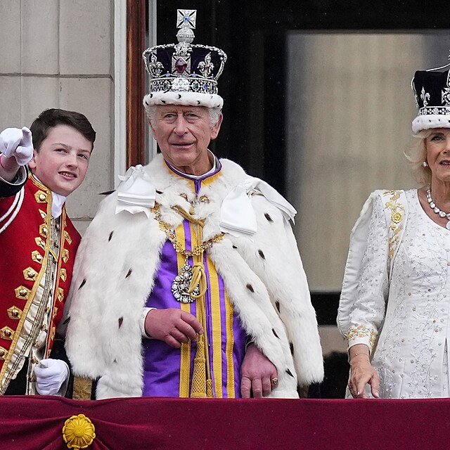 Čerstvě korunovaný britský král Karel III. a jeho manželka královna Camilla z...