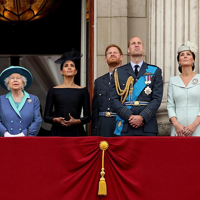 Jak si královská rodina vede u veřejnosti?