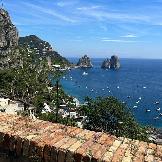 Tom Plekanec vyrazil s rodinou na jih Itlie. Navtvili i ostrov Capri.