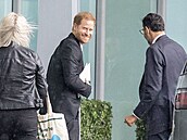 Princ Harry se na letiti Heathrow blýskl úsmvem hodným Hollywoodu, kdy se...