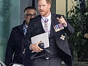 V ruce ramínko a mobil. Princ Harry, vévoda ze Sussexu, pijídí do apartmá ve...